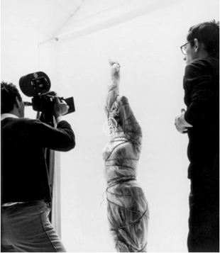 Christo (r.) und Charles Wilp (l.) mit "Wrapped Woman, 1963" - Foto: Anthony Haden-Guest © 1963 Christo