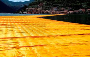Christo & Jeanne-Claude - The Floating Piers. Fotografie von Wolfgang Volz, 70x106 cm, Auflage 7 Exemplare © 2016, Wolfgang Volz