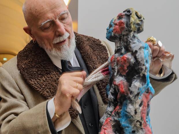 Der Künstler legt Hand an: Markus Lüpertz wienert im KSI eine seiner Skulpturen. Foto: MEIKE BÖSCHEMEYER