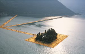 CHRISTO The Floating Piers Iseosee Iseo Lago Iseo Foto Edition 2016 Wolfgang Volz