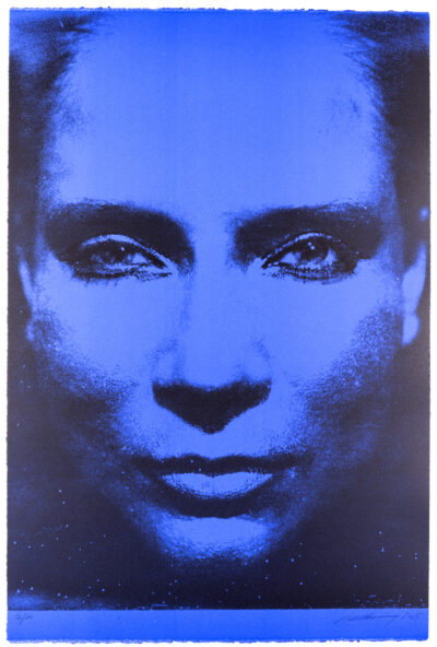 Katharina Sieverding, Die Sonne um Mitternacht schauen 7A/III /196 /1973, monocrome-blue, 2015