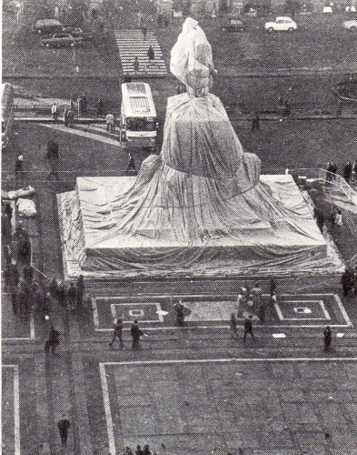 Christo und Jeanne-Claude W.M. 4 – Wrapped Monument to Vittorio Emanuele Fotografie 1975