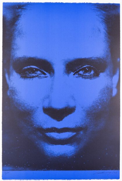SVG0010-Katharina-Sieverding-DIE-SONNE-UM-MITTERNACHT-SCHAUEN-7AIII-196-1973-2015-Lithographie-von-Metallplatte-und-Stein-100x68cm-blau