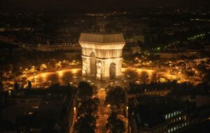 Christo Paris Arc de Triomphe, Wolfgang Volz, Motiv 4, 2021 Originalfotografie. 66,5 x 100 cm. Limitiert auf 7 Exemplare zzgl. 2 A.P.