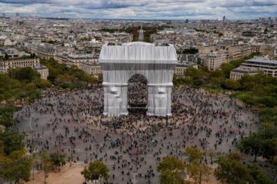 Christo Paris Arc de Triomphe, Wolfgang Volz, Motiv 11, 2021 Originalfotografie. 100 x 150 cm. Limitiert auf 3 Exemplare zzgl. 2 A.P.