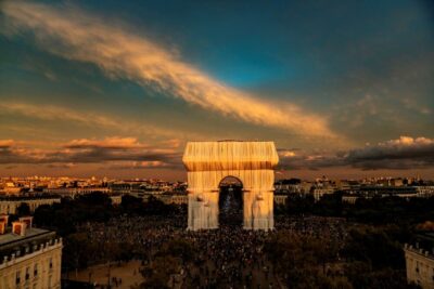 Christo Paris Arc de Triomphe, Wolfgang Volz, Motiv 12, 2021 Originalfotografie. 66,5 x 100 cm. Limitiert auf 7 Exemplare zzgl. 2 A.P.