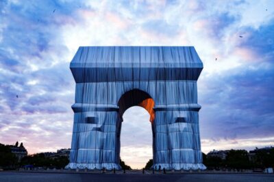 Christo Paris Arc de Triomphe, Wolfgang Volz, Motiv 14, 2021 Originalfotografie. 66,5 x 100 cm. Limitiert auf 7 Exemplare zzgl. 2 A.P.