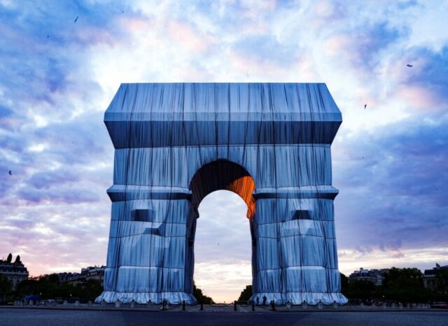 Christo Paris Arc de Triomphe, Wolfgang Volz, Motiv 14, 2021 Originalfotografie. 66,5 x 100 cm. Limitiert auf 7 Exemplare zzgl. 2 A.P.