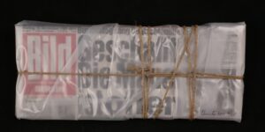 Christo - Wrapped BILD Berlin - 2014 - Collage-Objekt aus Bildzeitung, Polyethylen, Kordel - 25 Exemplare - 17,5 x 41,9 x 2,5 cm