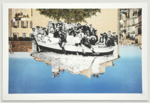 JR Unframed, un groupe posant dans une barque, Marseille, 2013 Lithografie in der Abmessung 70 x 100 cm. Auflage: 180 Exemplare