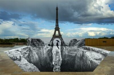 JR Paris Eiffelturm Regenschirm Trompe l'oeil, Les Falaises du Trocadéro, 2021. Fotoprint auf Alu-Dibond. Abmessung 64 x 96 cm. Auflage: 580 Exemplare.