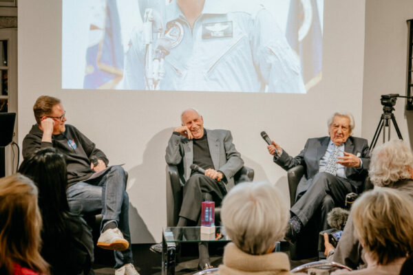 Till Breckner im Gespräch mit dem Künstler Paul Van Hoeydonck und Alfred Worden, ehemaliger Astronaut der Apollo 15 | Foto: Niels Freiheit