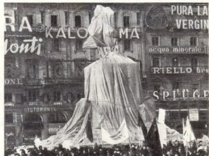Christo Wrapped Monument (Mailand) to Vittorio Emanuele 1975 Fotografie auf Guarro Bütten. Nummeriert und signiert. 55,5 x 70,5 cm