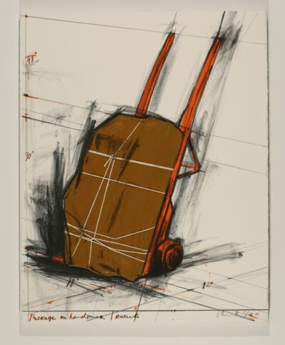 Christo, Package on Handtruck, Project. 1981. Lithografie mit Collage aus brauner Leinwand, Faden und Heftklammern. 71 x 56,5 cm.