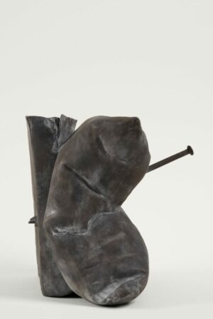Günther Uecker Skulptur Kissenbuch dunkel. Das Original Kunstwerk stammt aus dem Jahr 1969, 2021 wurde diese Bronze im Format 27 x 34 x 29 cm