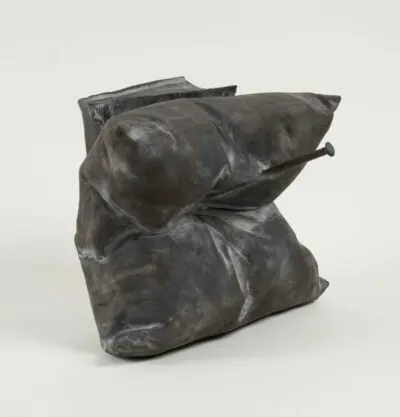 Günther Uecker Kunstwerk Skulptur Bronze Kissenbuch Nagelfeldzug 2022