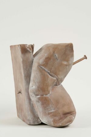 Günther Uecker Skulptur Kissenbuch hell. Das Original Kunstwerk stammt aus dem Jahr 1969, 2021 wurde diese Bronze im Format 27 x 34 x 29 cm