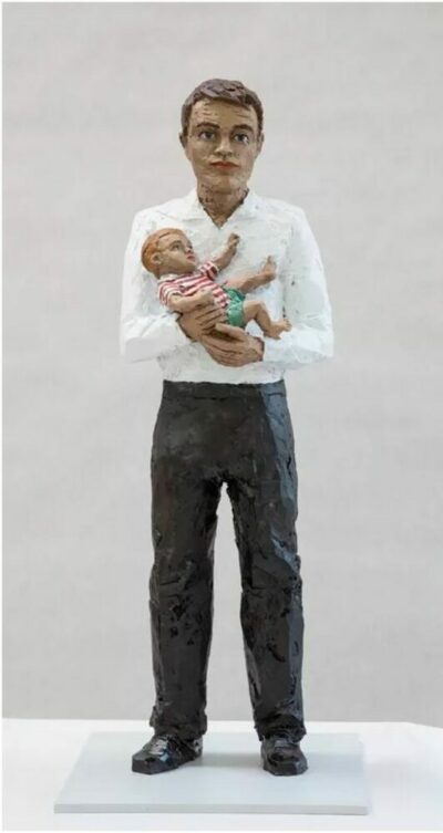 Stephan Balkenhol Mann mit Kind- Skulptur - Bronze - handbemalt - 2021 - Auflage: 30 Exemplare + VI AP. Abmessungen: 64 x 40 x 35 cm