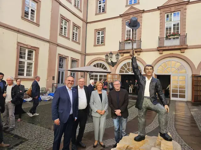 Stephan Balkenhol Demokratiedenkmal Neustadt
