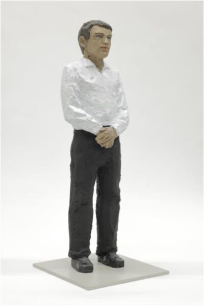 Stephan Balkenhol Mann mit weißem Hemd und schwarzer Hose, Edition aus 2026, Bronze patiniert und bemalt, 68 x 27 x 27 cm Auflage 30 Exemplare + 6 AP + 3 HC